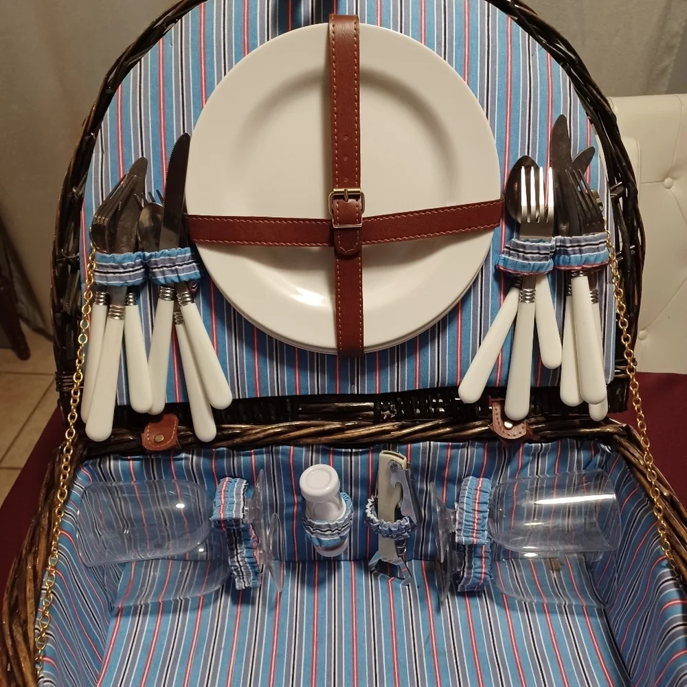 VINTAGE PICNIC BASKET Brown Classic Old Fashioned Outdoors Complete Set For Four